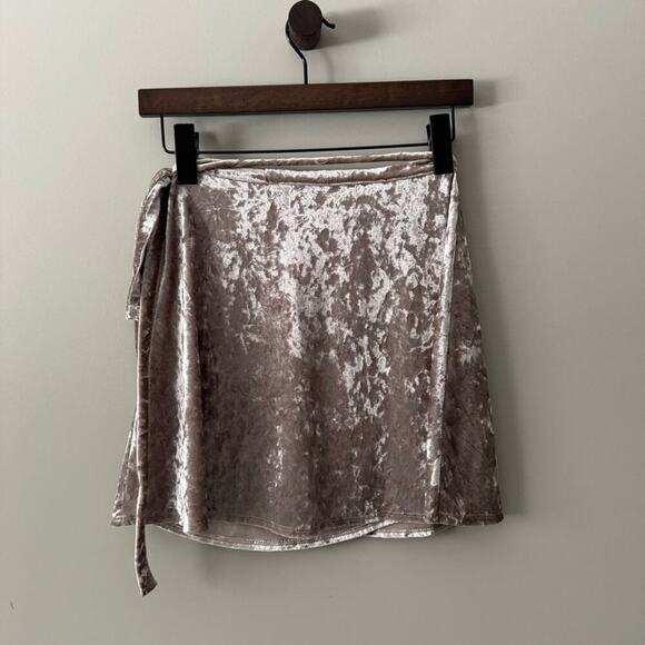 LULUS CRUSHED VELVET WRAP MINI SKIRT SIZE SMALL - Picture 3 of 6